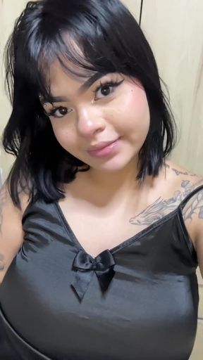 Amateur onlyfan shows off her tits