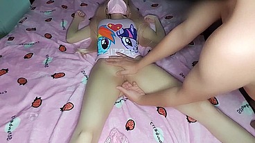 Hijastra! Mi padrastro se mete a mi cuarto en la noche, no le importa que este mi mama en la habitacion de enseguida