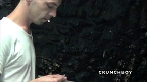 deux mecs se rencontrent dans une cave