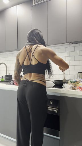 Muscle mom temptress offers more than just resistance 🤔👨‍💪‍♀️😉