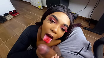 hermanastra me pide que la acompa&ntilde_e y me sorprende con sexo