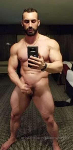 Big muscled hunk cums in front of mirror
