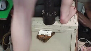 Un amateur gay, chaud et non circoncis, se masturbe intensément et se pénètre l'anus avec un godemichet.