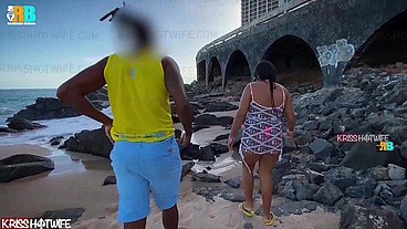 Aventura com Casal. Cuckold da Kriss Hotwife filmando esposa namorando com negão dotado Realizador Baiano pelas ruas e praias de salvador . Exibicionismo e muito sexo ao ar livre com mulher de