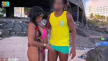 Aventura com Casal. Cuckold da Kriss Hotwife filmando esposa namorando com negão dotado Realizador Baiano pelas ruas e praias de salvador . Exibicionismo e muito sexo ao ar livre com mulher de