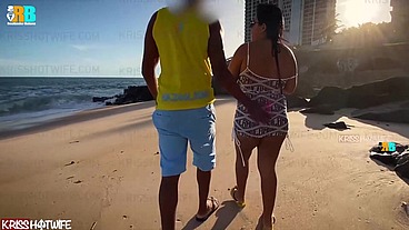 Aventura com Casal. Cuckold da Kriss Hotwife filmando esposa namorando com negão dotado Realizador Baiano pelas ruas e praias de salvador . Exibicionismo e muito sexo ao ar livre com mulher de