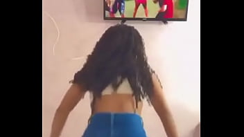 Morena gostosa dan&ccedil_ando funk