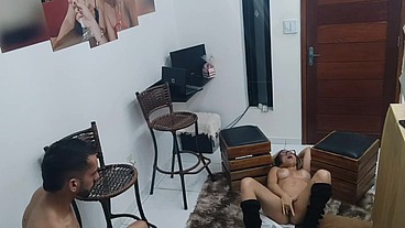 Após a excitação pelo telefone os dois começam a transar com os parceiros em cidades diferentes - Vivi Capetinha - Casal Ogro - Dnox Brazil