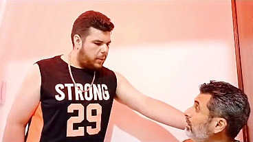 Coroa Tava Espiando No Banheiro e Acaba Sendo Fudido / Ursão Fode Gordinho Branquinho Até Gozar (DOBRADINHA COMPLETA)