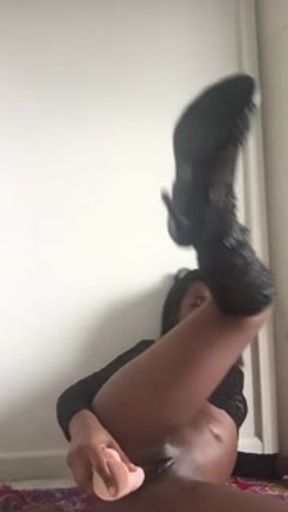 Pretty slim chick shaking ass