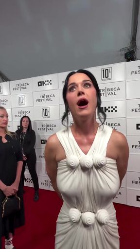 Kristen Wiig at premiere