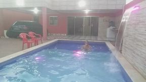 coloquei uma camera escondida para filmar o meu namorado tomando banho pelado na piscina