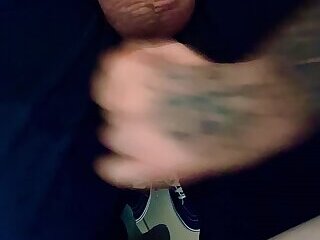 Mann im Rollstuhl pisst sich ein