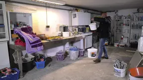 Grote bruine babe pijpt grote lul diep in haar keel