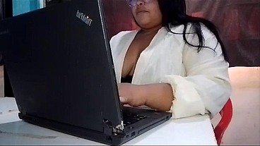 Extraño me sorprende con una masturbación en la oficina pública y lo ayudo a masturbarse
