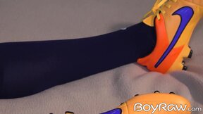 Sporty twink Sonny Davon fingers his ass while wanking solo