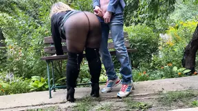 Een sexy MILF krijgt een neukje op haar kont in haar slipje in het openbaar.