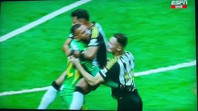 Portero de Equipo Brasilero VACUNA a Peque�a Venezolana (creo)