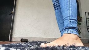 Vannesa showing off her beautiful wrinkled soles on wonderful feet (7)