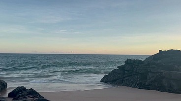 ENCONTREI UM NOVINHO NA PRAIA QUE QUERIA ME DAR. EXPERIMENTEI O CUZINHO DELE ALI MESMO. - PARTE I