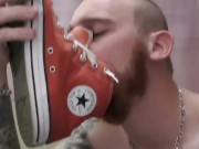 Je sniff mes converse. Viens