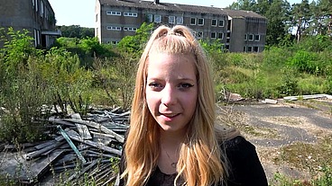 LOLA (19) Naiv und unerfahren OHNE KONDOM GEFICKT UND IN DIE FRESSE GESPRITZT
