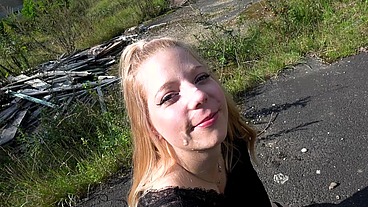 LOLA (19) Naiv und unerfahren OHNE KONDOM GEFICKT UND IN DIE FRESSE GESPRITZT