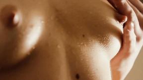 ”Watch this gorgeous girl masturbate to an orgasm with icy fingers”