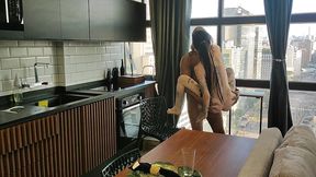 tatuada sexo na cozinha interracial