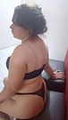 Sentada en el banquito del motel