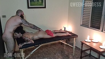 Seducing and fucking the hottie during the massage!