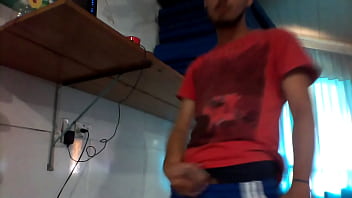 punheta com camisinha do novinho