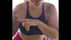 Mostrando os fundos na sacada