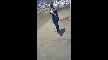 ACOSANDO MADURA CULONA EN LAS CALLES DE LIMA (PARADERO) - COMPLETO