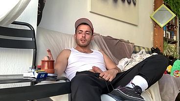 Bienvenue David Luca ! Mets toi à l'aise et tape toi une queue