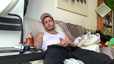 Bienvenue David Luca ! Mets toi à l'aise et tape toi une queue
