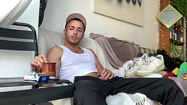 Bienvenue David Luca ! Mets toi à l'aise et tape toi une queue