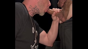 FUI NO CINEMA COM UM AMIGO E COMI O PUTO ALI MESMO, DEPOIS GOZAMOS NO BANHEIRO. - PARTE I