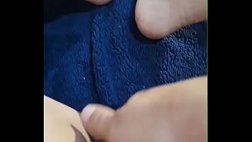 Chica de colegio se toca la panochita rico y suave