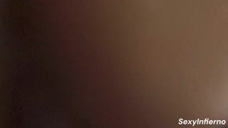 Llego a casa y la novia de mi amigo me está esperando para darme una mamada