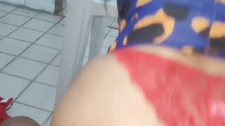 A gostosa com o cu apertado é preenchida com a porra grudenta do Rob