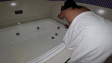 Na banheira fumando e mamando um pauzão
