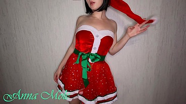 Sexy babe in Santa outfit wags her juicy ass and masturbates her juicy pussy