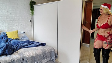 Madrasta carente fudeu com seu enteado na noite de natal ,convenci inocente que o presente séria sexo sem camisinha creampie .