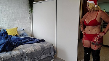 Madrasta carente fudeu com seu enteado na noite de natal ,convenci inocente que o presente séria sexo sem camisinha creampie .