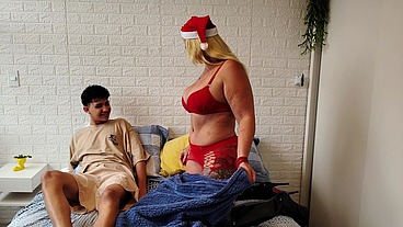 Madrasta carente fudeu com seu enteado na noite de natal ,convenci inocente que o presente séria sexo sem camisinha creampie .