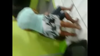 de baixo da saia da cabeleleira bunduda