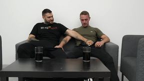amigos viendo futbol