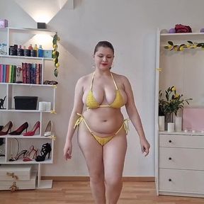 Model Loses Bikini on Catwalk Embarrassed Running Away