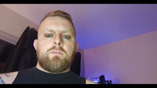 Homens ursos peludos se masturbam com seus enormes pênis antes de serem fodidos analmente e ejacularem.